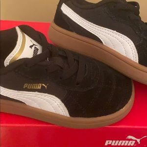 Gently used sneakers- unisex